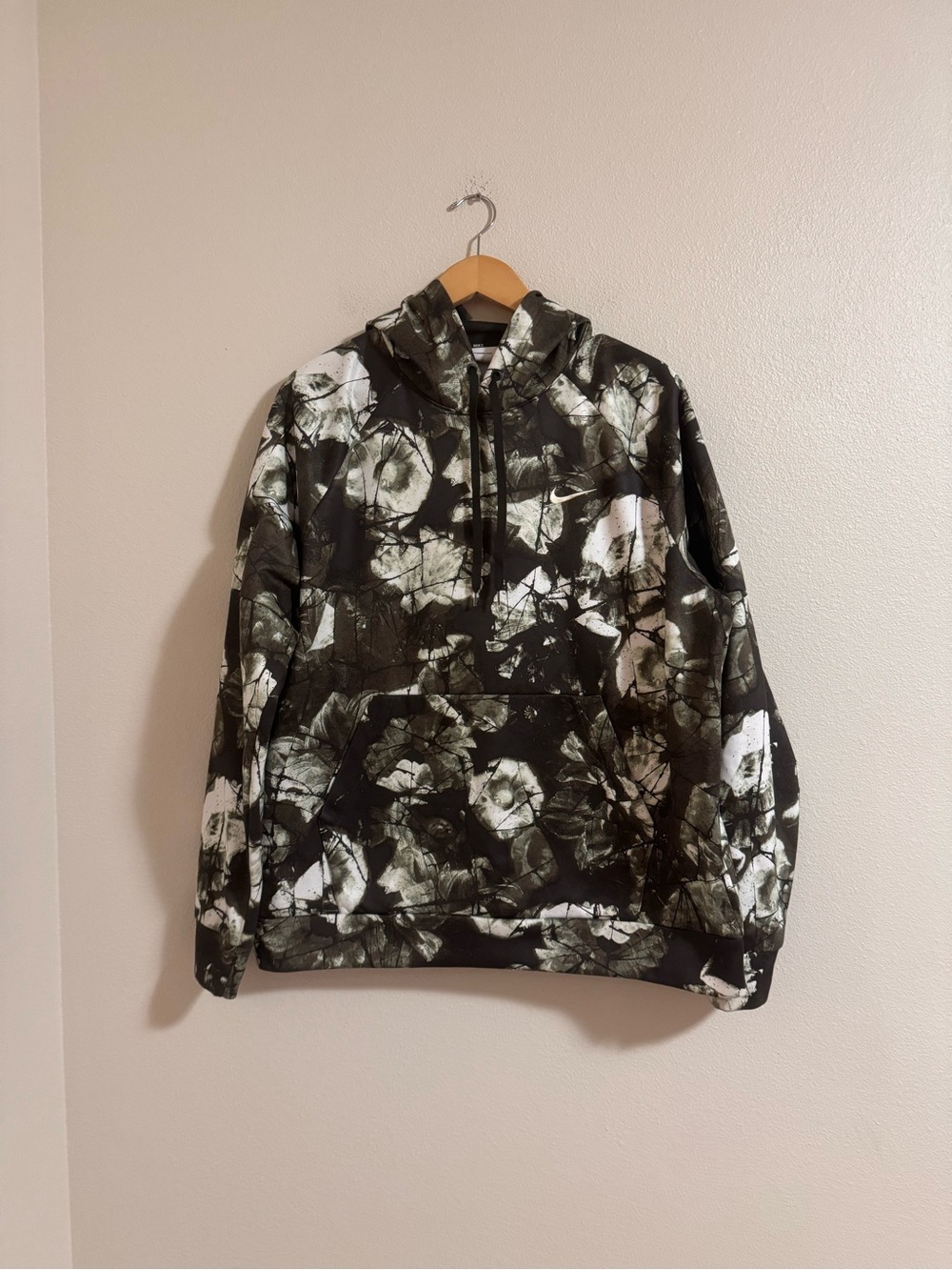 Nike Men's green and White Floral Zip-Up Sweater